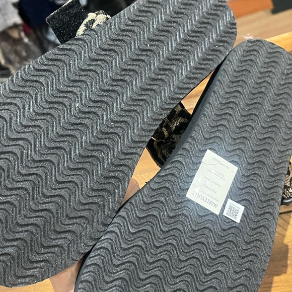 Stylish Black and Cream Sandals - Picture 2 of 5